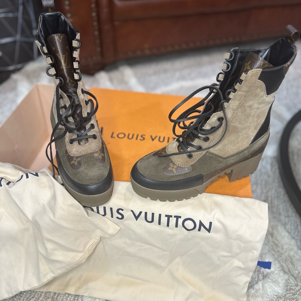 LOUIS VUITTON
Suede Calfskin Monogram Laureate Platform Desert Boots 39 Taupe - Picture 2 of 7